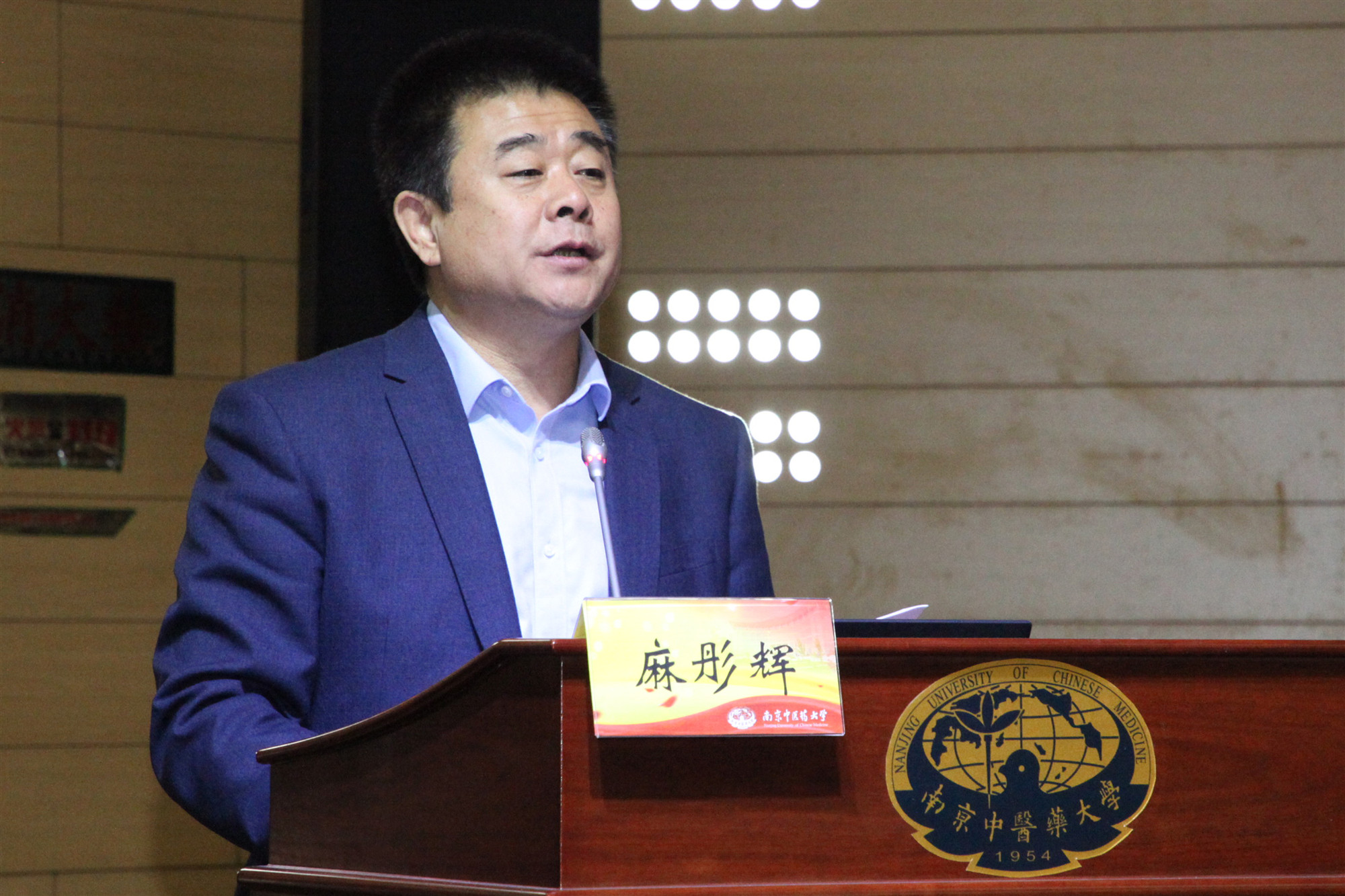 经理主持开幕式.jpg 经理主持开幕式.jpg